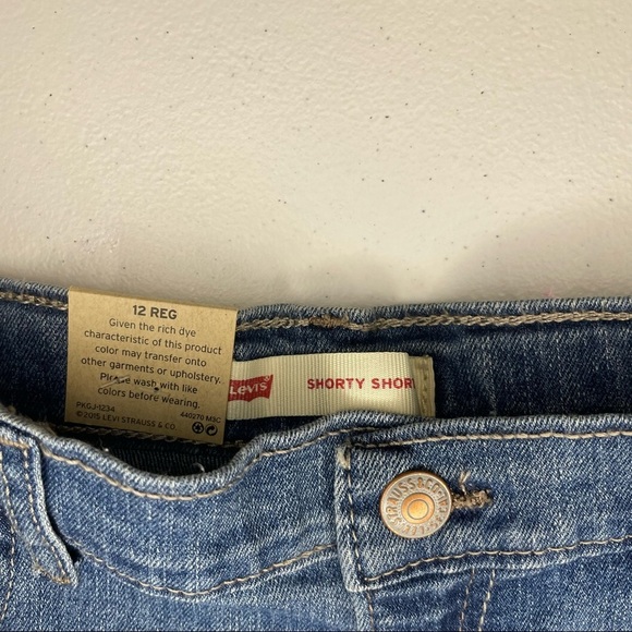 Levi's Girls' Girlfriend Fit Denim Shorty Shorts - Picture 4 of 4